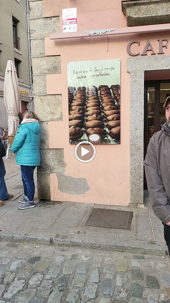 Cafeteria Pasteleria Alaska — Videos