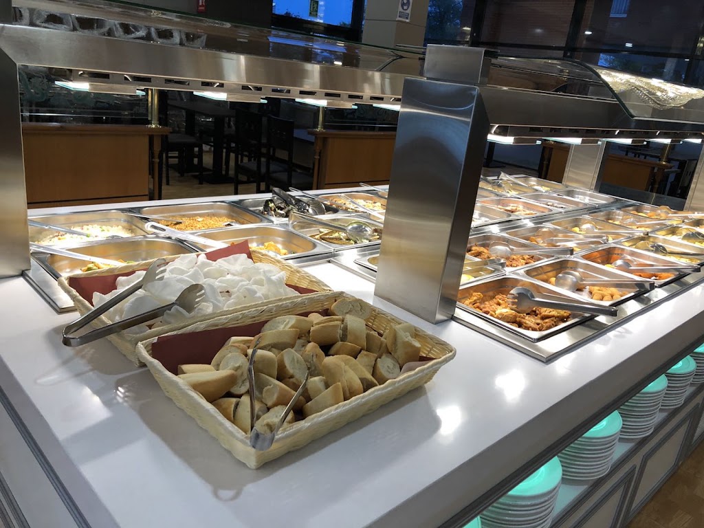 Restaurant Xines Buffet Lliure — Comida y bebida