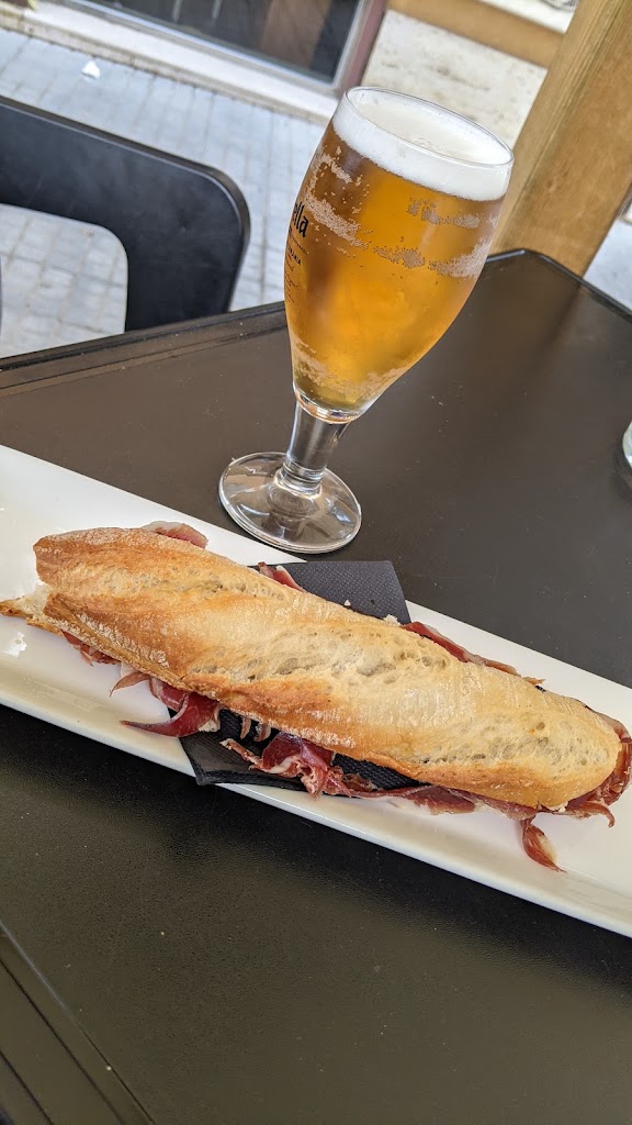La Trobada Cafeteria. — Comida y bebida