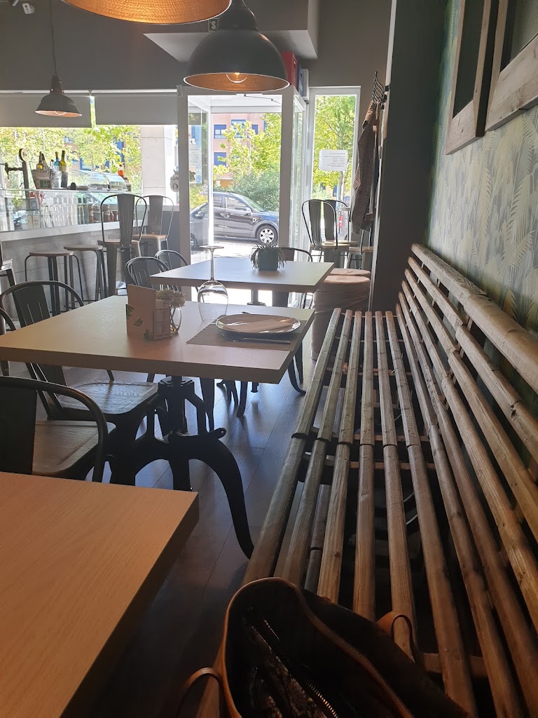 El 24 Cafe Bar — Ambiente