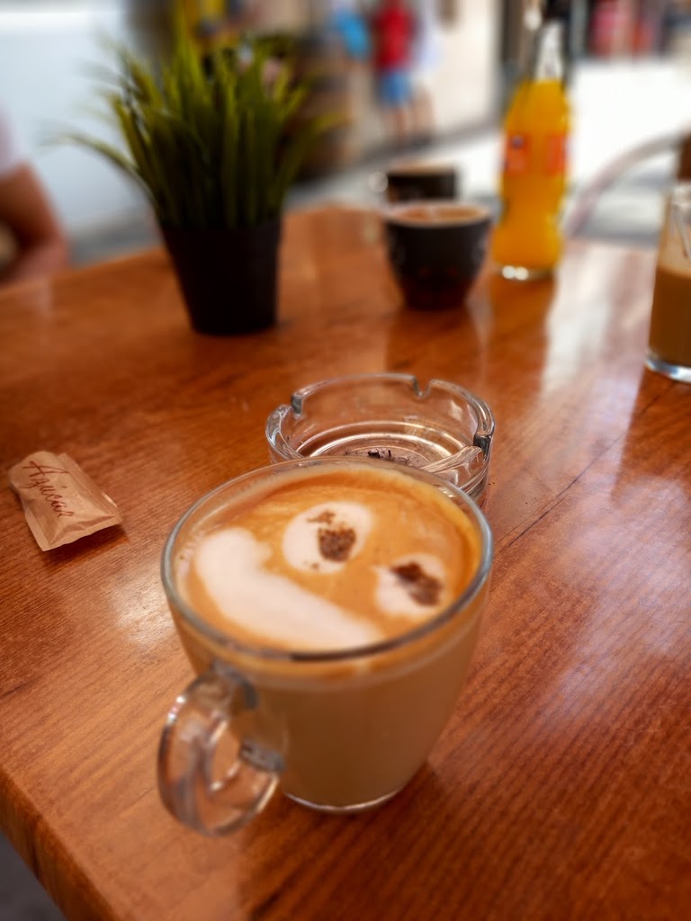 Cafeteria Real Cafe — Comida y bebida