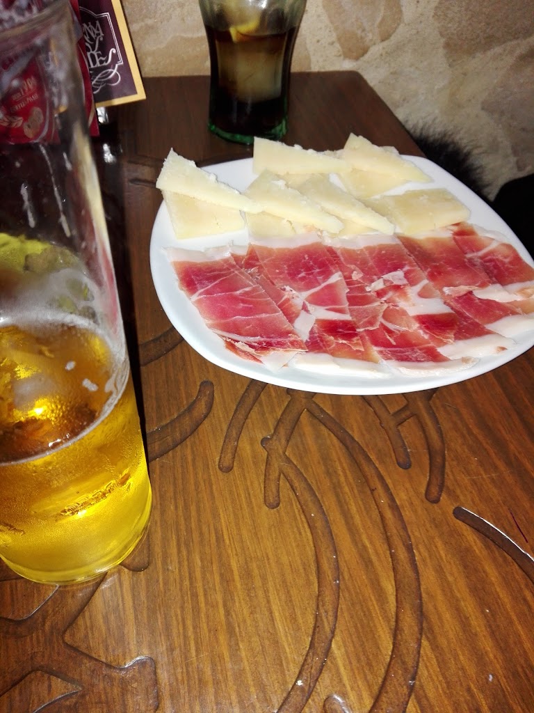 Taberna Los Barriles — Comida y bebida