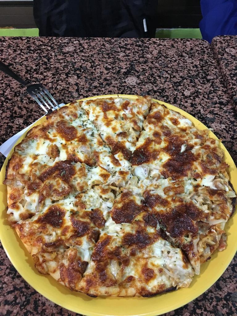 Kebab Alibaba y pizza — Comida reconfortante