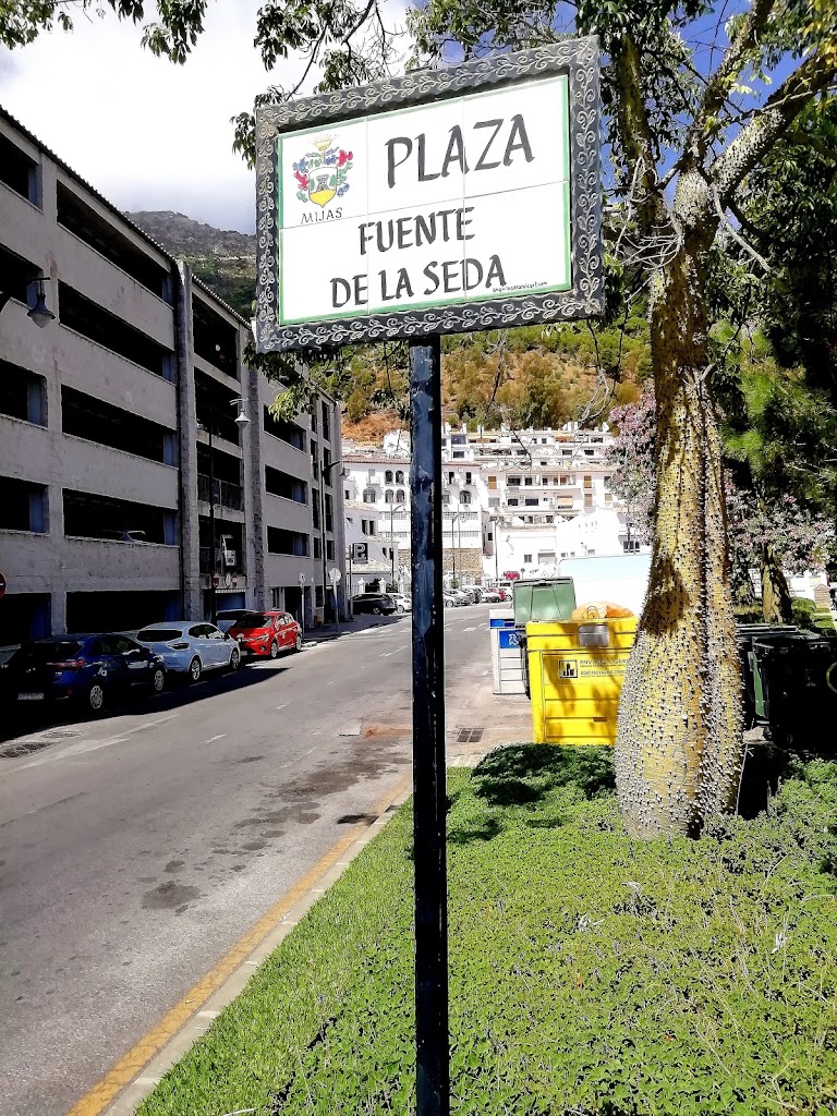 Plaza Fuente de La Seda — Signo