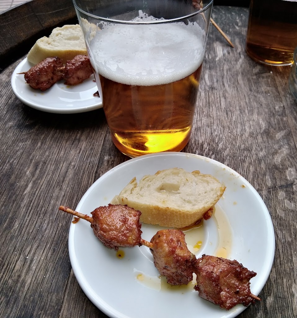 Lolo's Cafe Bar — Comida y bebida