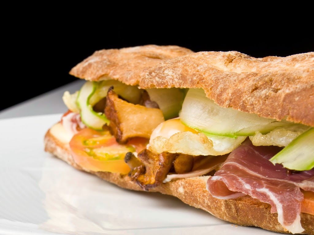 Pizzeria Vivas — Comida y bebida