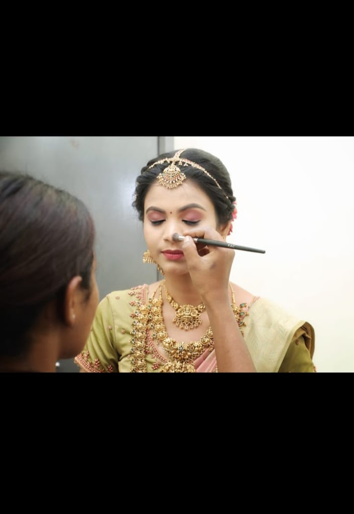 Km Bronze Professional Women Salon Makeup Studio