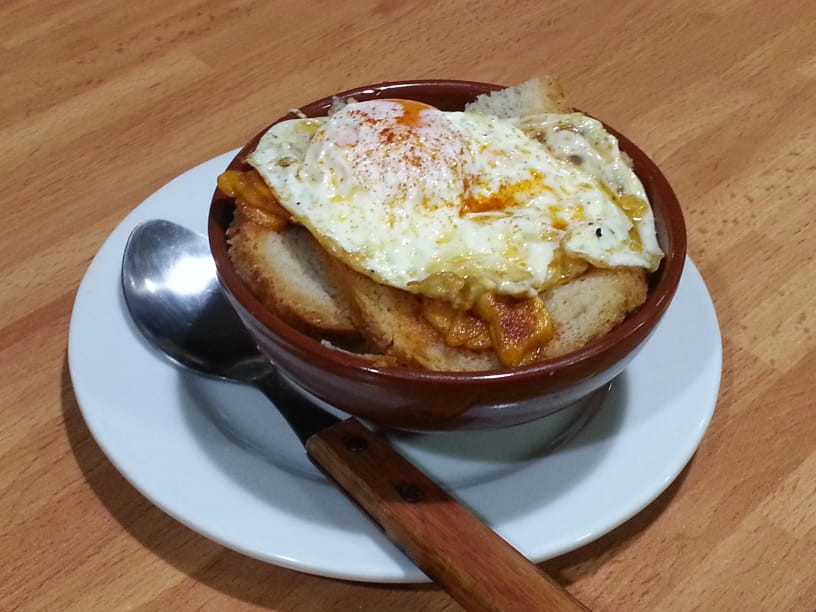 LA TAPERIA CAFE BAR — Comida y bebida