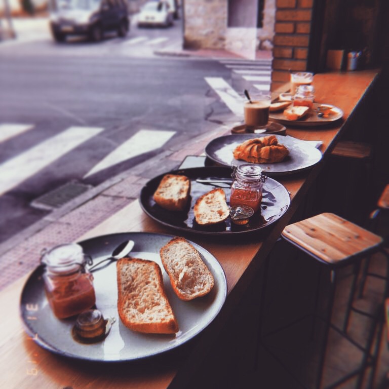 Bar Con dos Cucharas — Comida y bebida