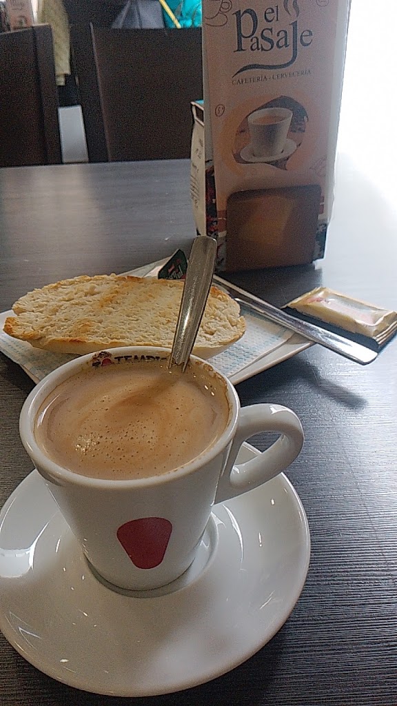 EL PASAJE CAFETERIA CERVECERIA — Comida y bebida
