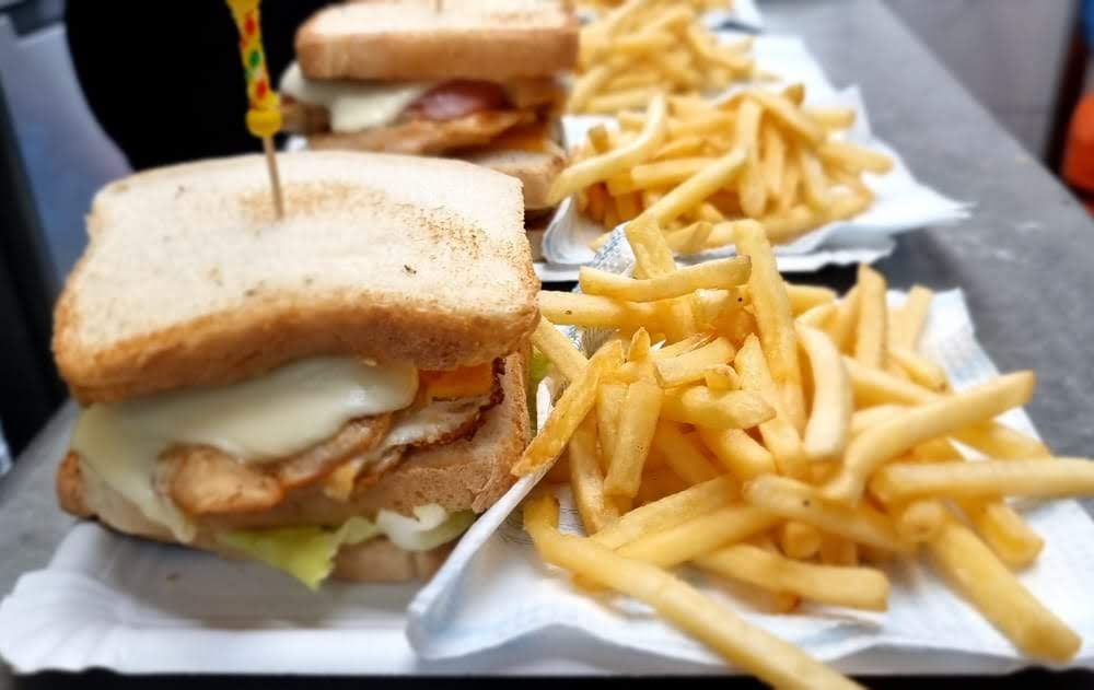 LOCUBAR LA CARAPEGUENA — Comida y bebida