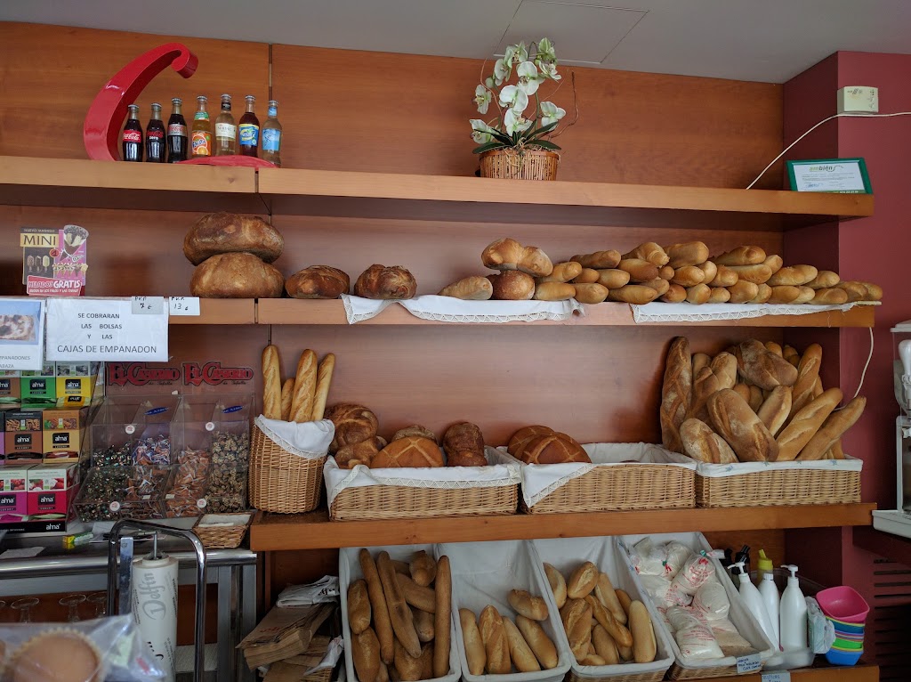 Panaderia/Cafeteria Casa Delfin — Vitrina