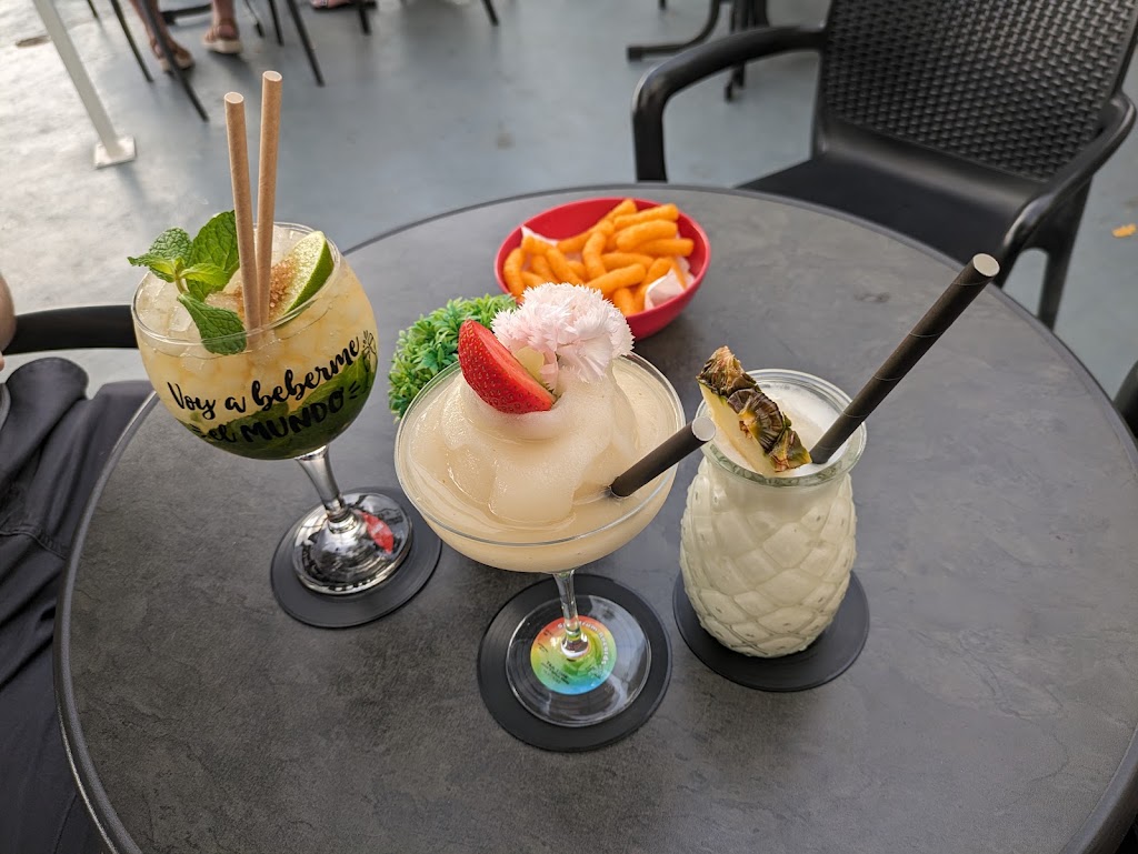 Tanyos Bar — Comida y bebida