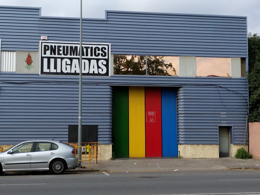 Neumaticos Lligadas SCP — Exterior