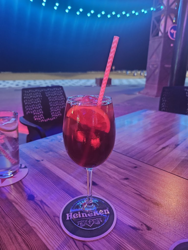 Jolly Roger Beach Bar Benidorm — Comida y bebida