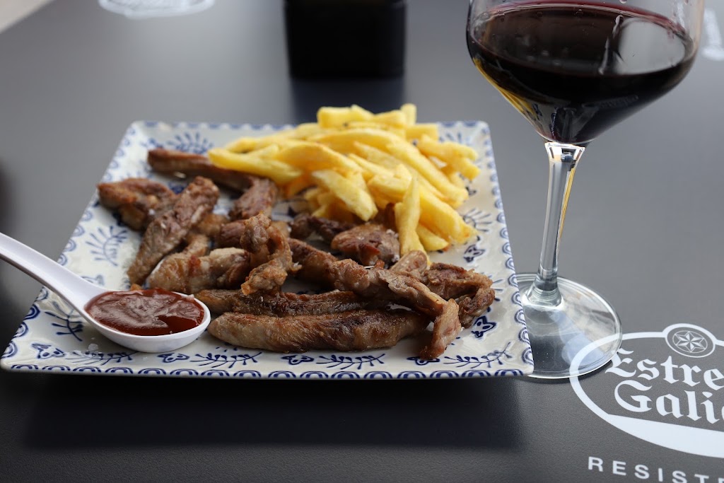 Castano Vinos y Tapas Carmona — Comida y bebida