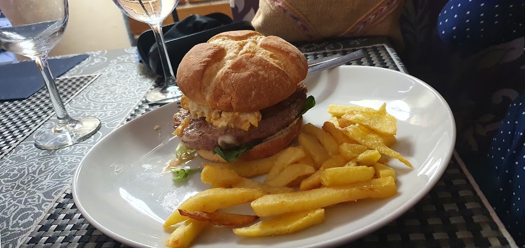 Restaurante La Perla — Comida y bebida