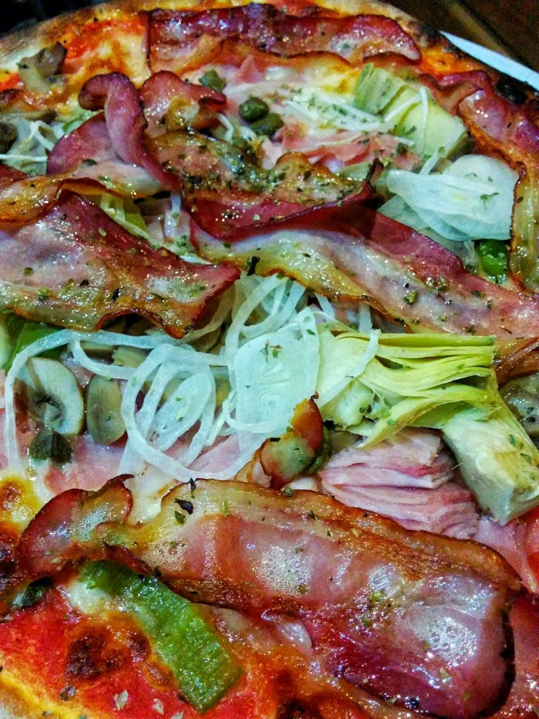 Pizzeria Neptuno — Comida y bebida