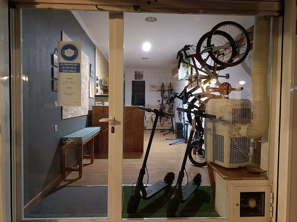 The Garage bicycle shop Taller de bicicletas y patinetes electricos — Interior