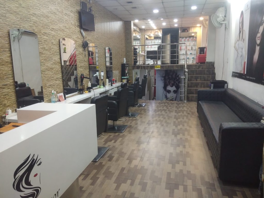 Hair Scissor Unisex Salon Unisex Salon In Dehradun
