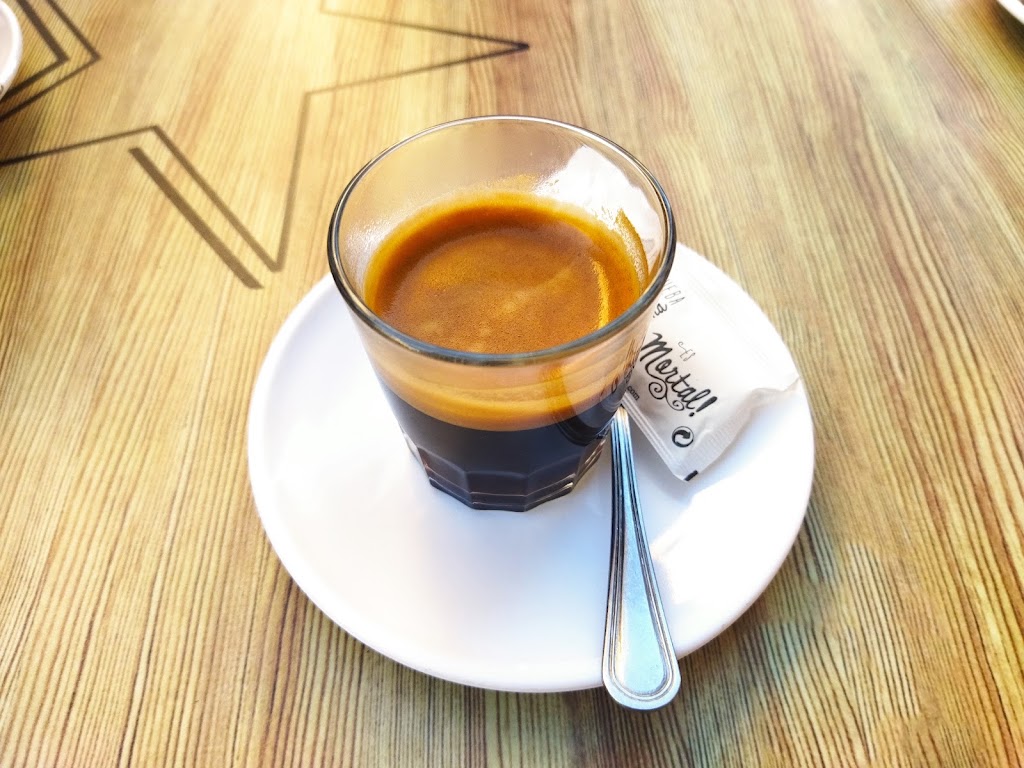 Cafe Bar Isandres — Comida y bebida