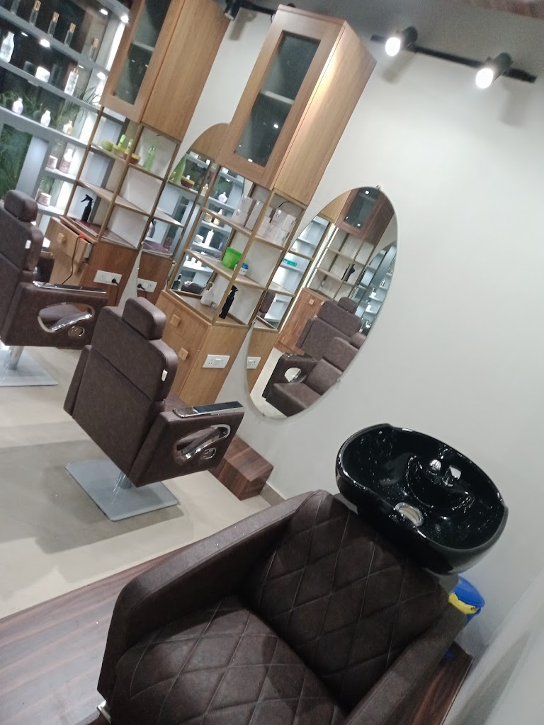 The Master Cut Luxury Unisex Salon Academy