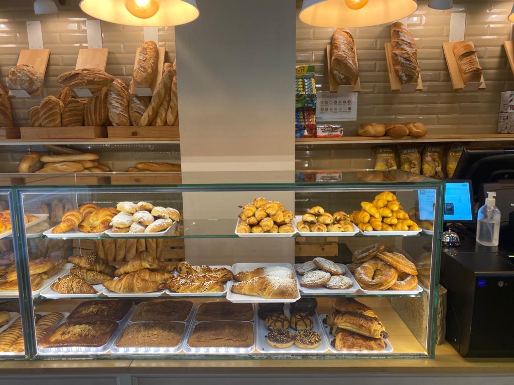 La Esperanza Panaderia Pasteleria — Ambiente