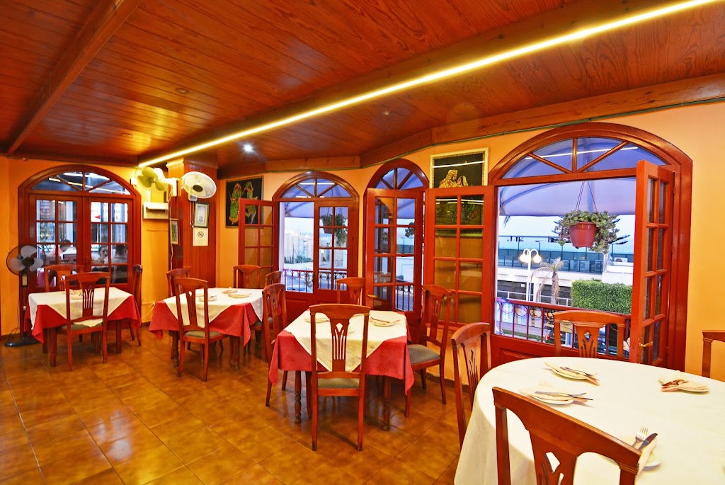 Nahar Mahal Indian Restaurant — Ambiente