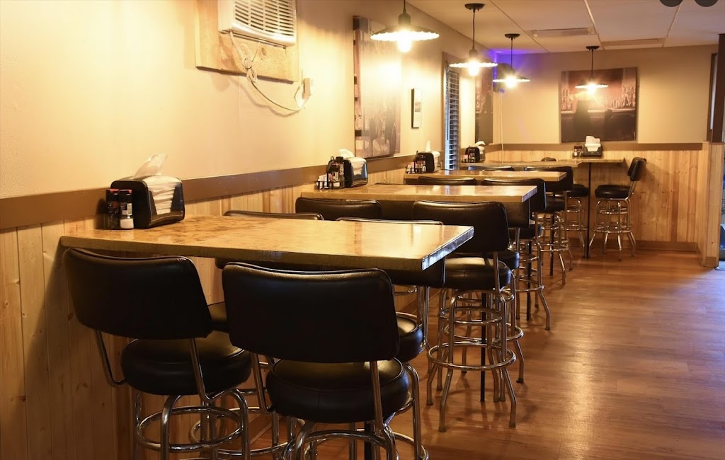  Quindts Towne Lounge & Eating House