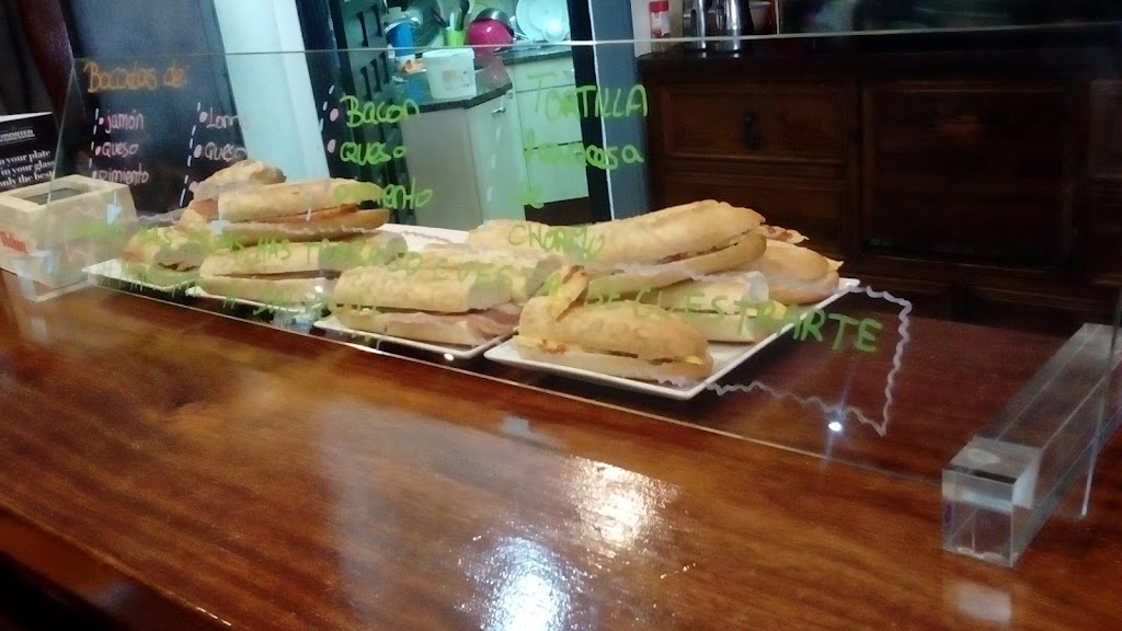 Cafe Bar Tahur — Comida y bebida