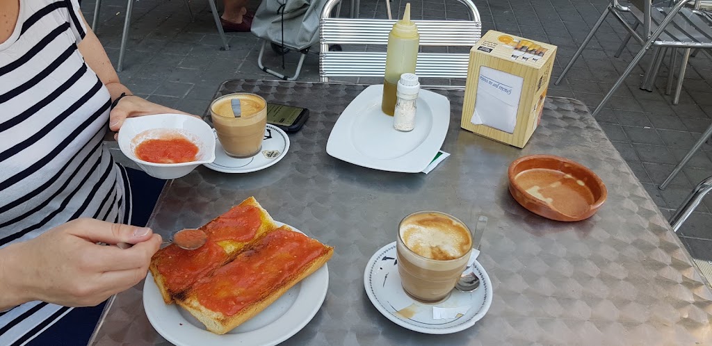 Cafeteria El Rincon De Poli — Comida y bebida