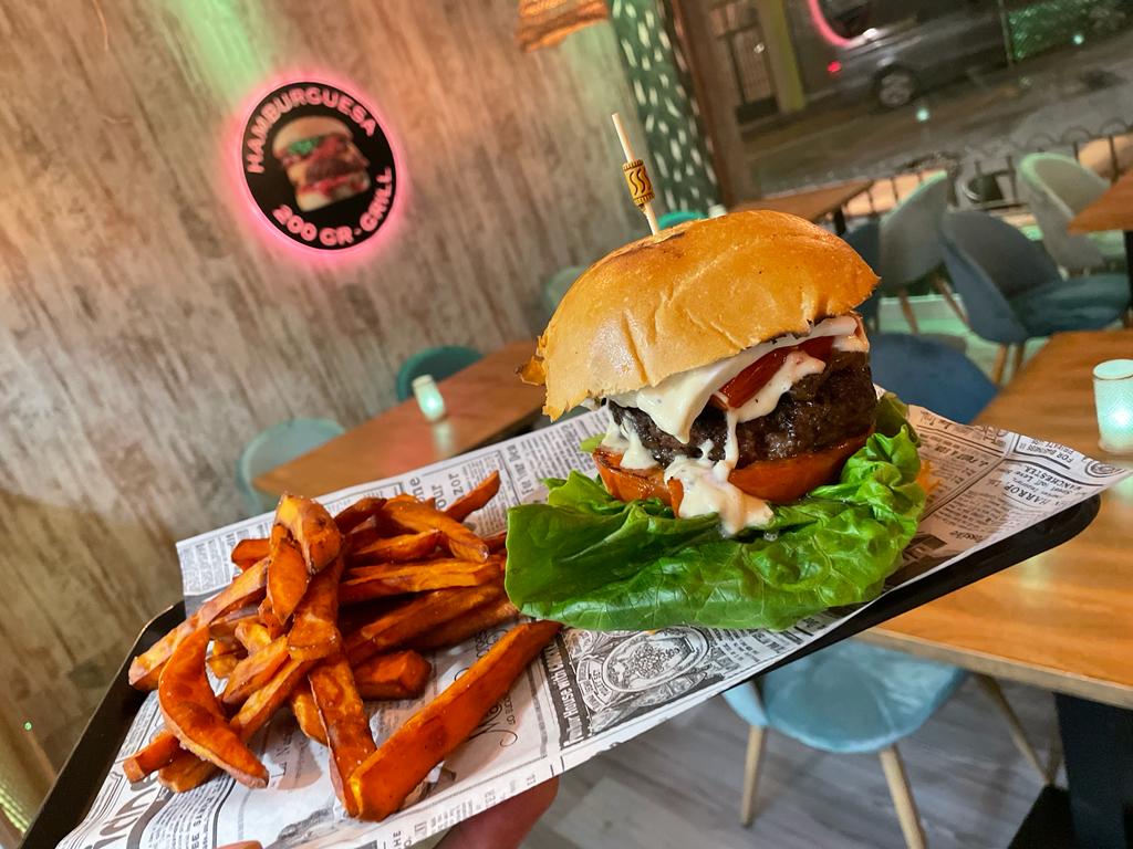 Hamburguesa 200Gr Grill — Comida y bebida