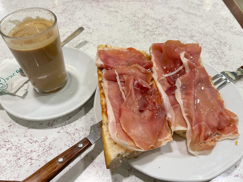 Cafeteria Bar Norte Sur — Comida y bebida