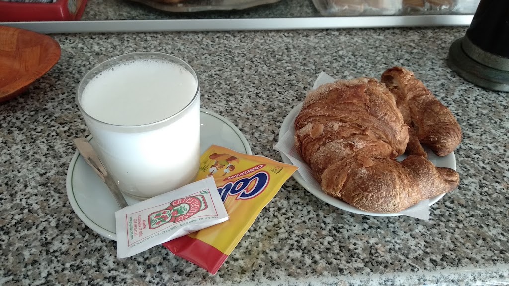 Cafe Holliday Bar — Comida y bebida