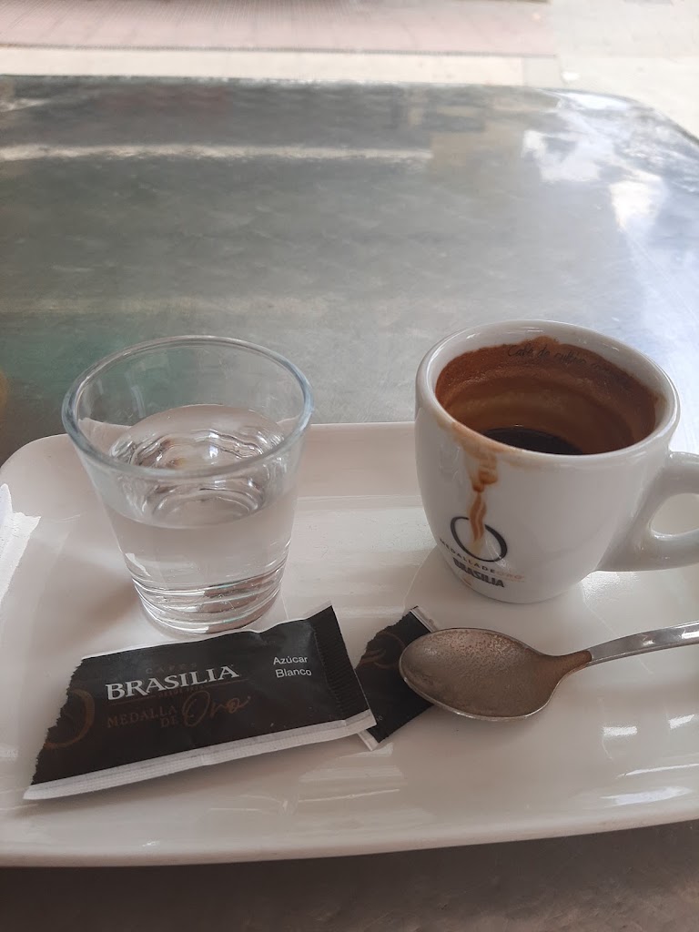 1990 Cafe Bon Lloc — Comida y bebida