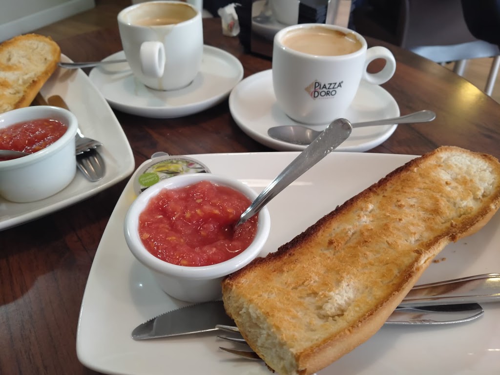 Cafeteria Panaderia Julio's — Comida y bebida