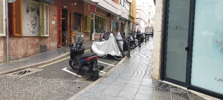 Parking publico de motos en calle Uruguay