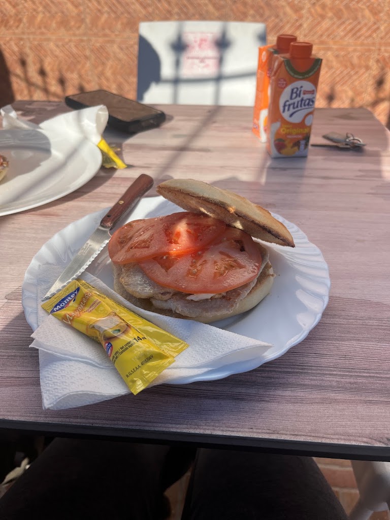 Cafe Bar Tibet — Comida y bebida