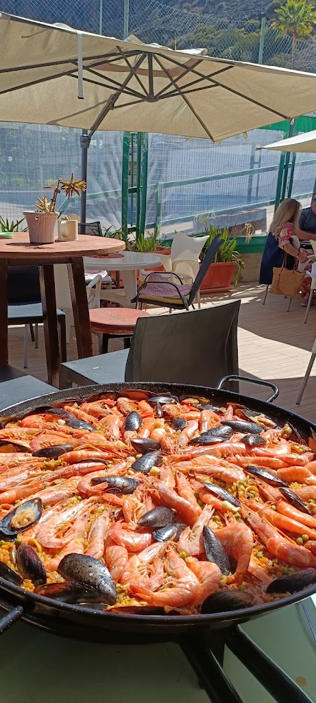 The Cave Bar Monsenor — Comida y bebida