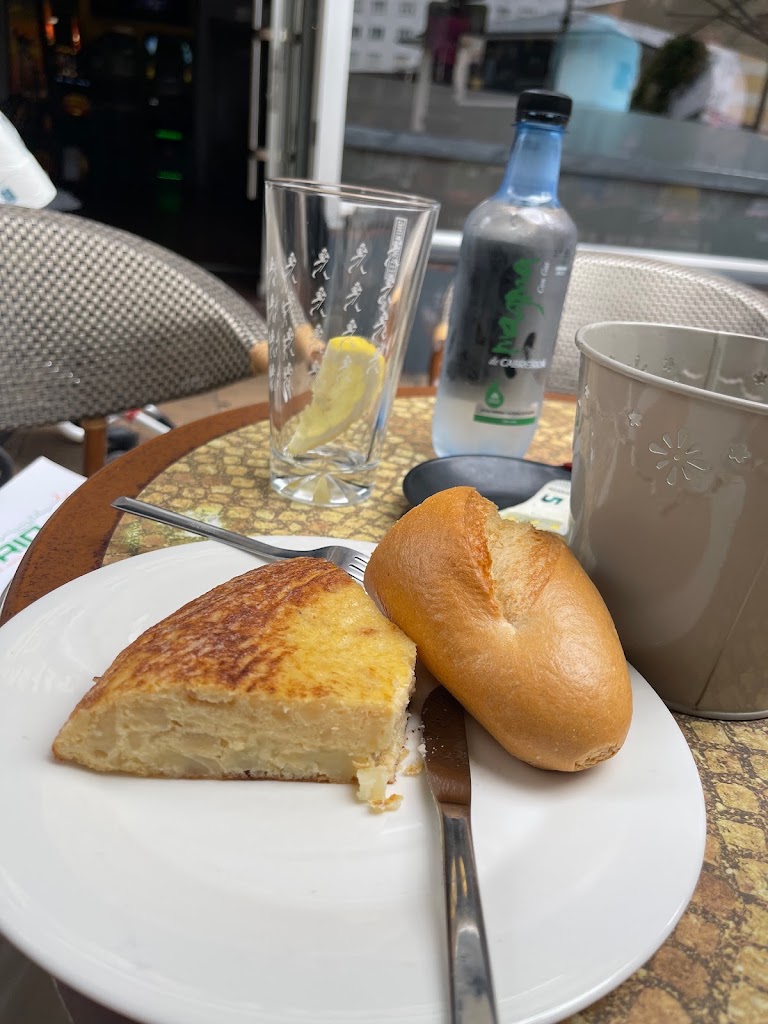 Cafeteria Libertad 5 — Comida y bebida