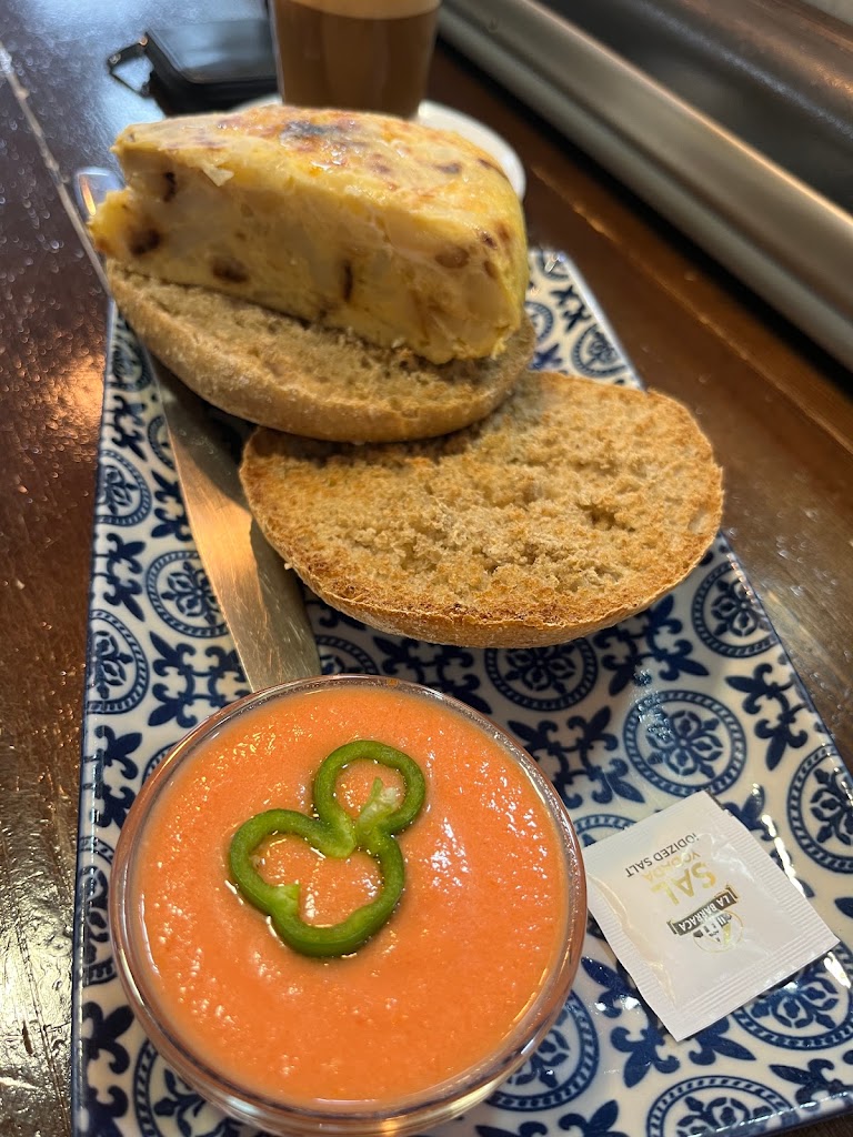 Bar Cafeteria Lucio — Comida y bebida