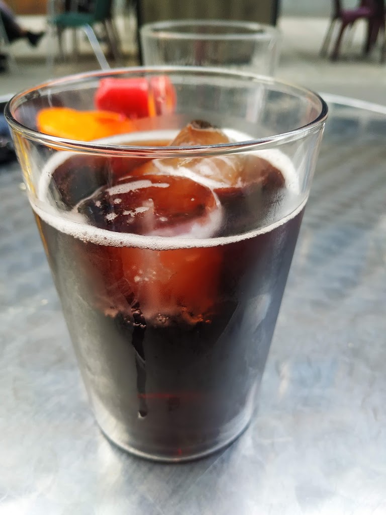 Bar Skalon — Comida y bebida