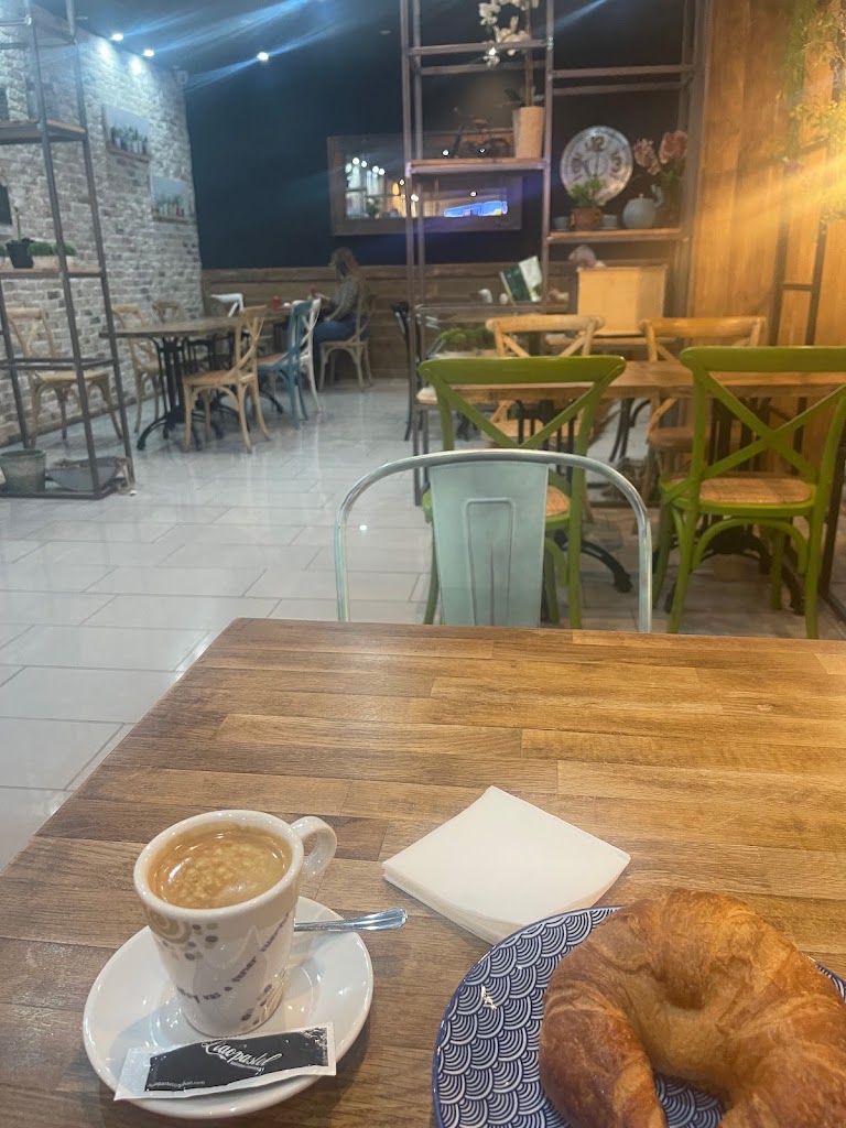Liaopastel PANADERIA CAFETERIA. — Comida y bebida