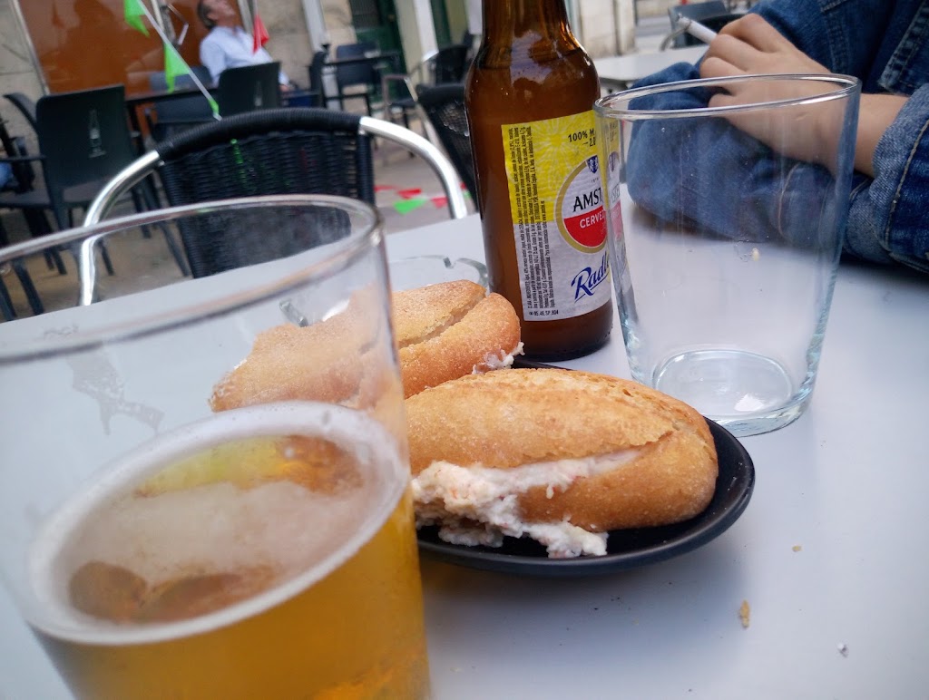 Cafeteria Avenida Candina — Comida y bebida