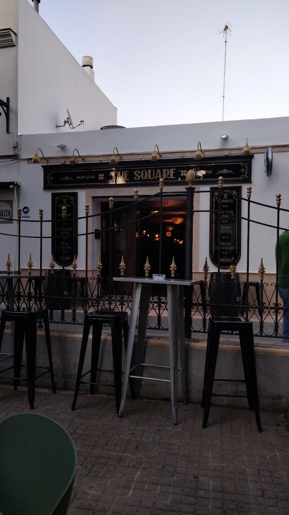 THE SQUARE IRISH PUB — Bar
