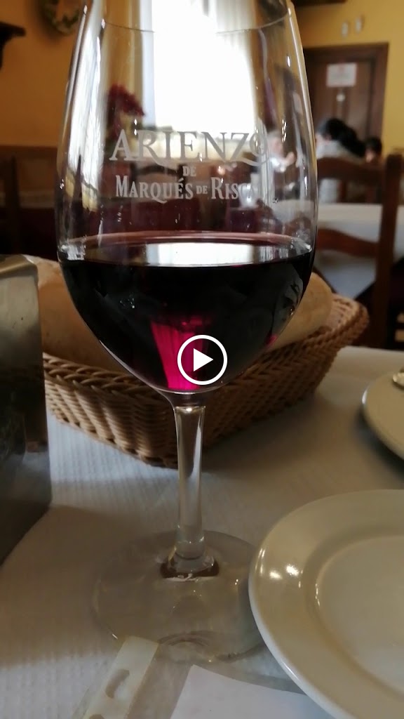 Bar Restaurante El Pilero Casa Luis — vino tinto