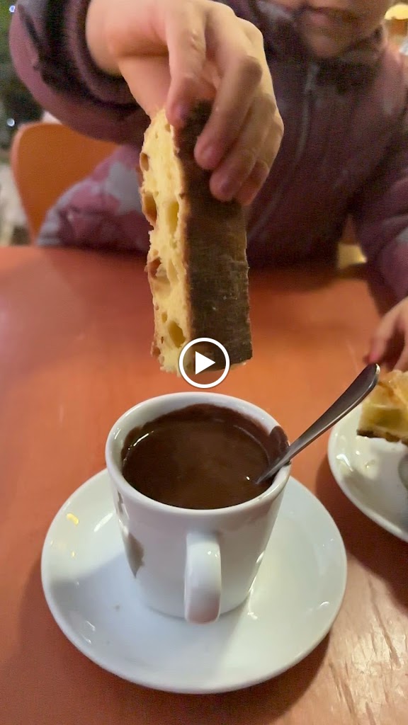 Panaderia/Cafeteria Casa Delfin — Videos