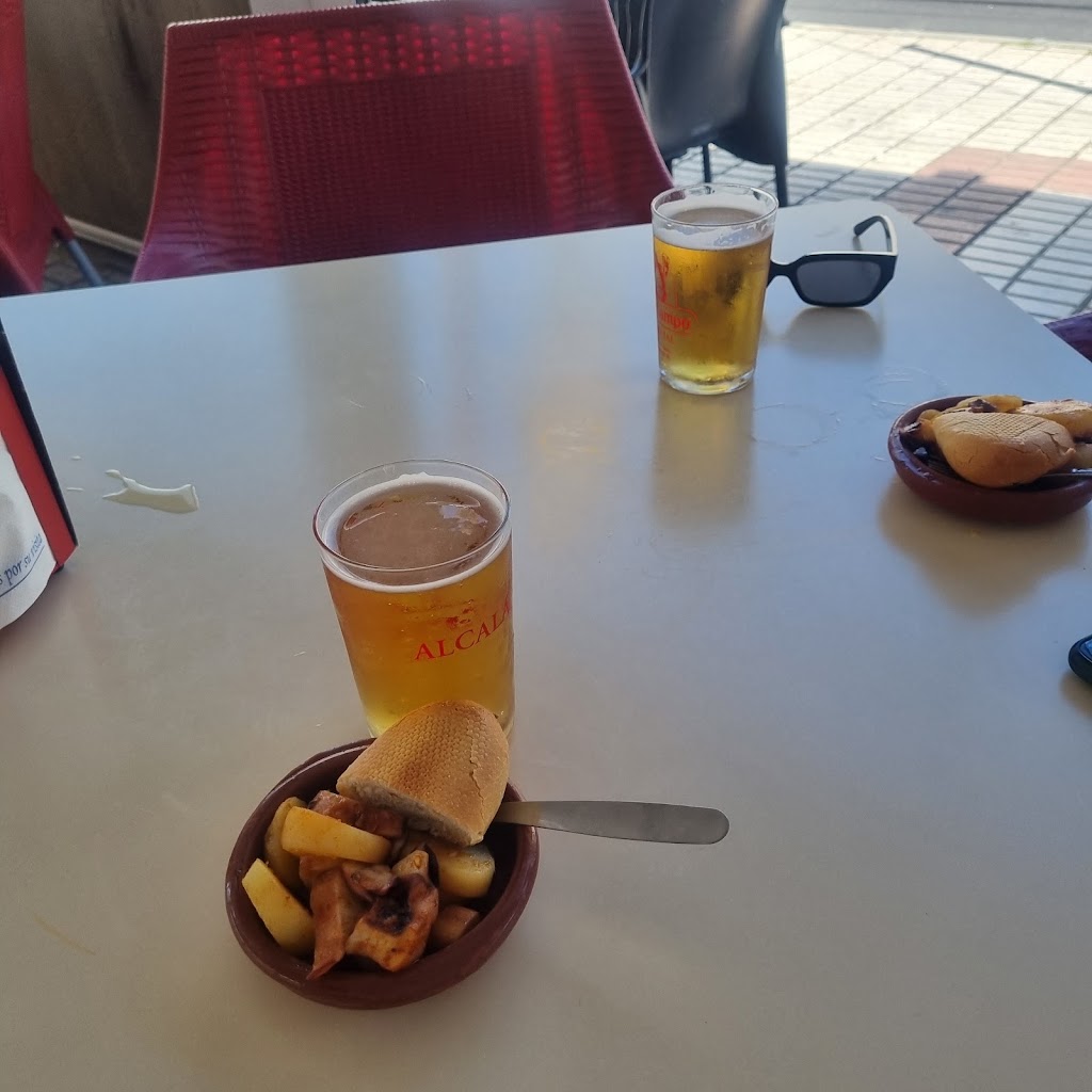 Cafe Bar Alcala — Comida y bebida