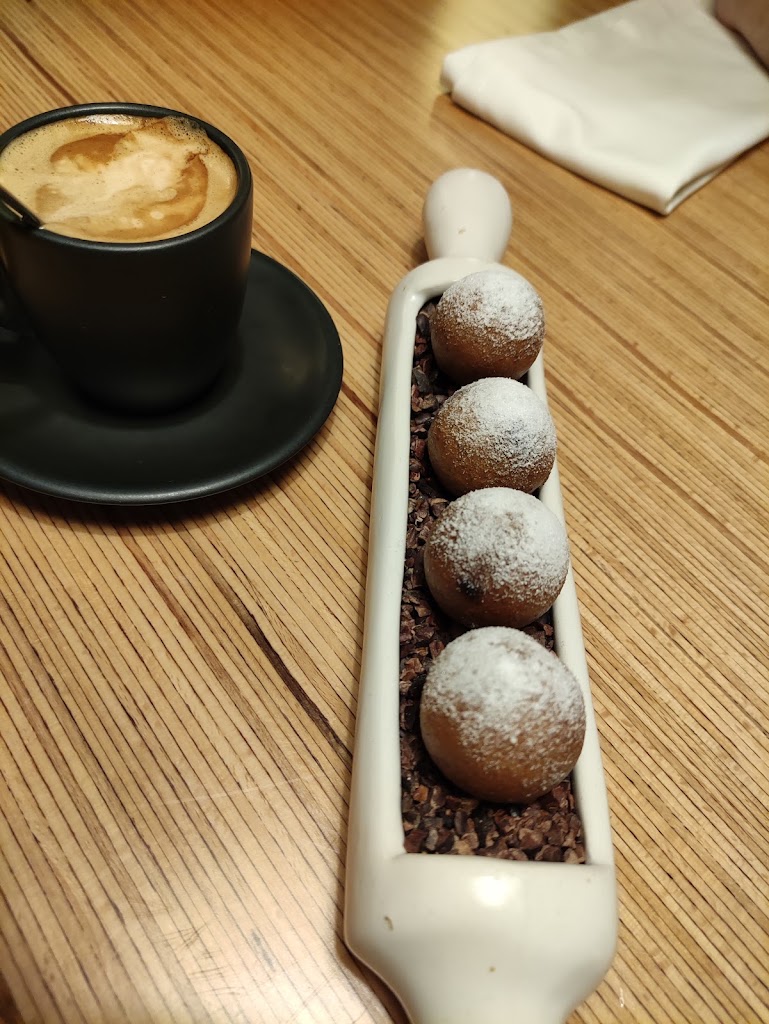 Equilibri Restaurant — Comida y bebida
