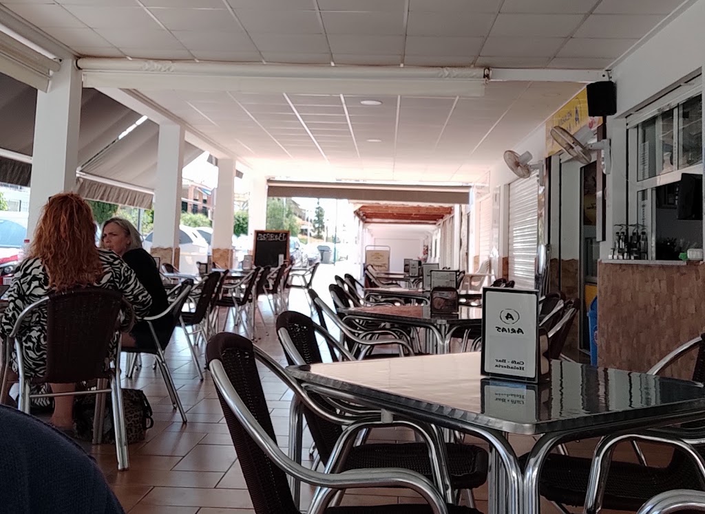 CAFE BAR HELADERIA ARIAS — Ambiente
